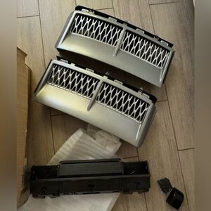 NWT Pair of Range Rover L322 gloss black / silver vents supercharged 2008 2012
